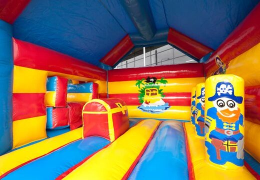 Commandez un château gonflable multifun couvert avec toboggan sur le thème des pirates avec objet 3D au sommet pour les petits et les grands. Achetez des châteaux gonflables en ligne chez JB Gonflables France