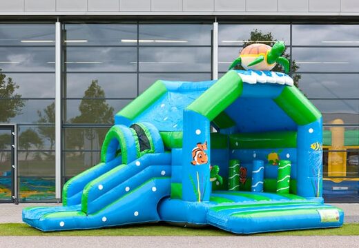 Commandez un château gonflable couvert multifun avec un toboggan sur le thème de la tortue avec un objet 3D au sommet pour les jeunes et les plus grands. Achetez des châteaux gonflables en ligne chez JB Gonflables France