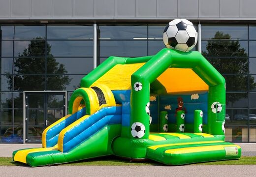 Commandez un château gonflable couvert multifun avec toboggan sur le thème du football avec objet 3D en haut pour les petits comme pour les plus grands. Achetez des châteaux gonflables en ligne chez JB Gonflables France