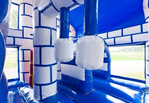 Achetez un châteaux gonflables multiplay moyen sur le thème du château avec toboggan et piliers sur la surface de saut pour les enfants. Commandez des toboggan châteaux gonflables en ligne chez JB Gonflables France