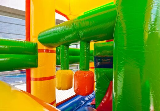 Châteaux gonflables multiplay lion avec toboggan, piliers sur la surface de saut et objets 3D saisissants pour les enfants. Commandez des toboggan châteaux gonflables en ligne chez JB Gonflables France