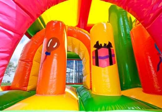 Châteaux gonflables multiplay moyen sur le thème de la princesse avec toboggan et piliers sur la surface de saut, acheter pour les enfants. Commandez des toboggan châteaux gonflables en ligne chez JB Gonflables France
