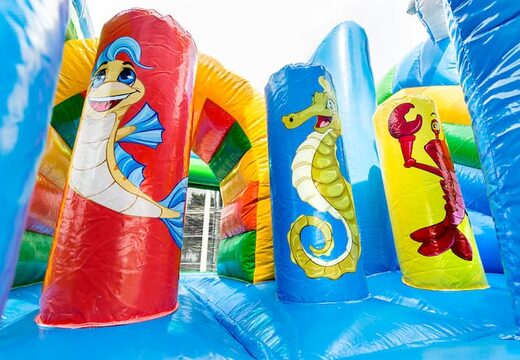 Commandez un châteaux gonflables multiplay dans le monde marin avec un toboggan pour les enfants. Achetez des toboggan châteaux gonflables en ligne chez JB Gonflables France
