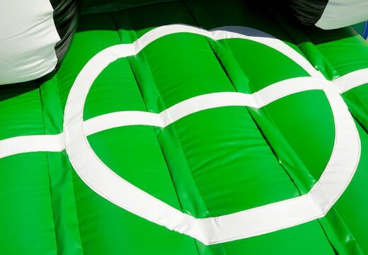 Achetez un châteaux gonflables multiplay de taille moyenne sur le thème du football avec toboggan pour les enfants. Commandez des toboggan châteaux gonflables en ligne chez JB Gonflables France