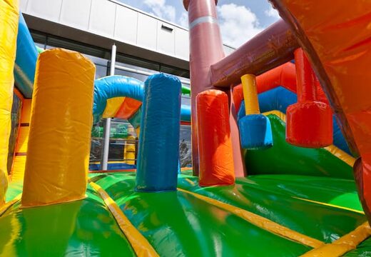 Commandez un châteaux gonflables multiplay dans un bateau pirate avec un toboggan pour les enfants. Achetez des toboggan châteaux gonflables en ligne chez JB Gonflables France