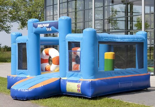 Bestel opblaasbare multifunctionele glijbaan in thema dolfijn met een plonsbad, indrukwekkend 3D object, frisse kleuren en de 3D obstakels voor kids. Koop opblaasbare glijbanen nu online bij JB Inflatables Nederland