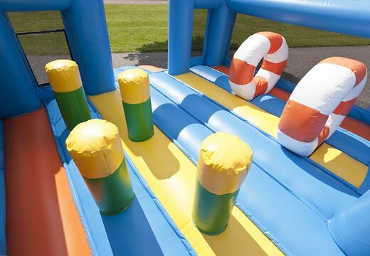 Haal uw opblaasbare multifunctionele glijbaan in thema dolfijn met een plonsbad, indrukwekkend 3D object, frisse kleuren en de 3D obstakels nu online. Koop opblaasbare glijbanen bij JB Inflatables Nederland