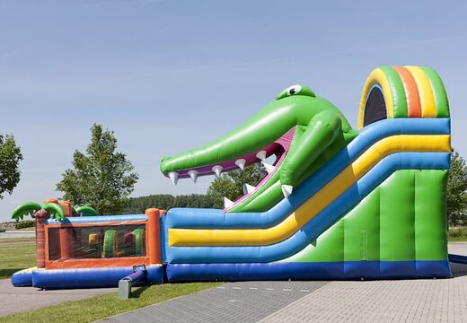 Toboggan gonflable multijoueur sur le thème du crocodile avec une pataugeoire, un objet 3D impressionnant, des couleurs fraîches et l'obstacle 3D pour les enfants. Commandez des toboggans gonflables maintenant en ligne chez JB Gonflables France