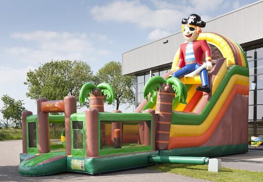 Unieke opblaasbare glijbaan in thema piraat met een plonsbad, indrukwekkend 3D object, frisse kleuren en de 3D obstakels voor kinderen kopen. Bestel opblaasbare glijbanen nu online bij JB Inflatables Nederland
