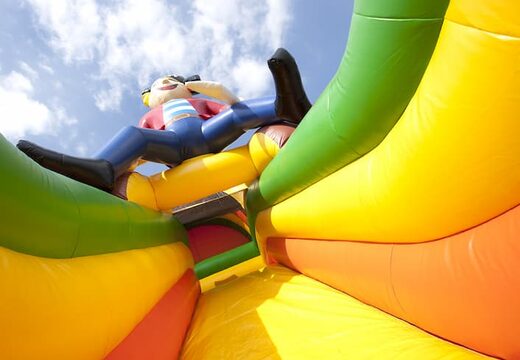 Indrukwekkende opblaasbare piraat themed glijbaan met een plonsbad bestellen voor kids. Koop opblaasbare glijbanen nu online bij JB Inflatables Nederland