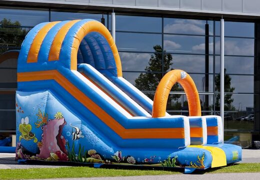 Achetez le toboggan Oceanworld aux couleurs gaies et au joli imprimé sur le mur du fond. Commandez des toboggans gonflables maintenant en ligne chez JB Gonflables France