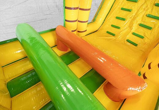 Parcours d'obstacles de 13,5 mètres de long sur le thème de la jungle avec des objets 3D adaptés aux enfants. Commandez des parcours d'obstacles gonflables maintenant en ligne chez JB Gonflables France