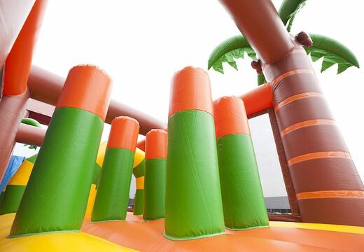 Achetez un parcours d'obstacles gonflable sur le thème de la jungle avec 7 éléments de jeu et des objets colorés pour les enfants. Commandez des parcours d'obstacles gonflables maintenant en ligne chez JB Gonflables France