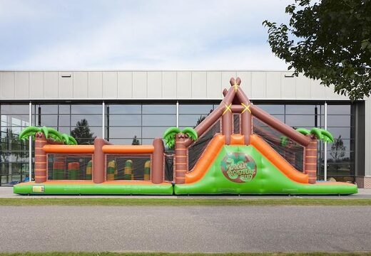 Commandez un parcours d'obstacles unique de 17 mètres de large sur le thème de la jungle avec 7 éléments de jeu et des objets colorés pour les enfants. Achetez des parcours d'obstacles gonflables en ligne maintenant chez JB Gonflables France