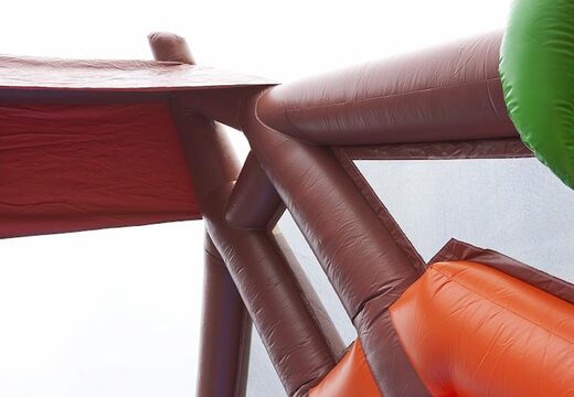 Commandez un parcours d'obstacles gonflable sur le thème de la jungle avec 7 éléments de jeu et des objets colorés pour les enfants. Achetez des parcours d'obstacles gonflables en ligne maintenant chez JB Gonflables France