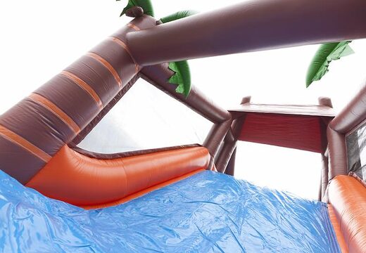 Parcours d'obstacles unique de 17 mètres de large sur le thème de la jungle avec 7 éléments de jeu et des objets colorés pour les enfants. Achetez des parcours d'obstacles gonflables en ligne maintenant chez JB Gonflables France