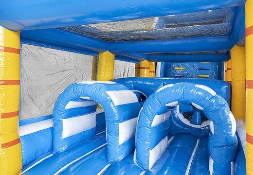 Parcours d'obstacles de 13,5 mètres de long sur le thème du surf avec des objets 3D adaptés aux enfants. Commandez des parcours d'obstacles gonflables maintenant en ligne chez JB Gonflables France