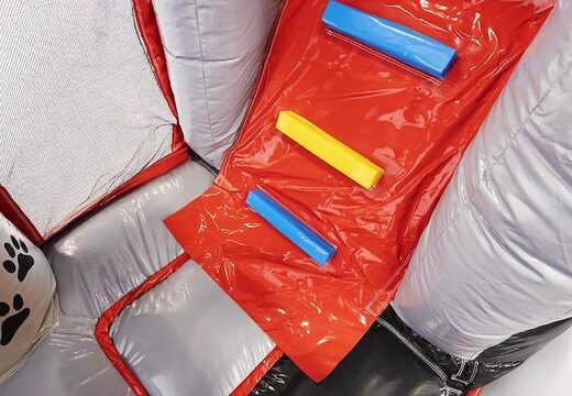 Commandez un coussin d'air gonflable avec toboggan sur le thème des animaux avec un gros chien dessus pour les enfants