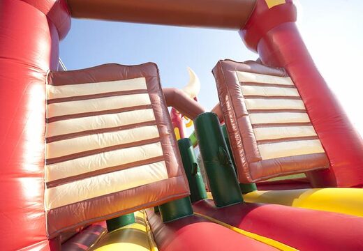 Commandez un parcours d'obstacles gonflable de 17 mètres de large sur le thème du cow-boy avec 7 éléments de jeu et des objets colorés pour les enfants. Achetez des parcours d'obstacles gonflables en ligne maintenant chez JB Gonflables France