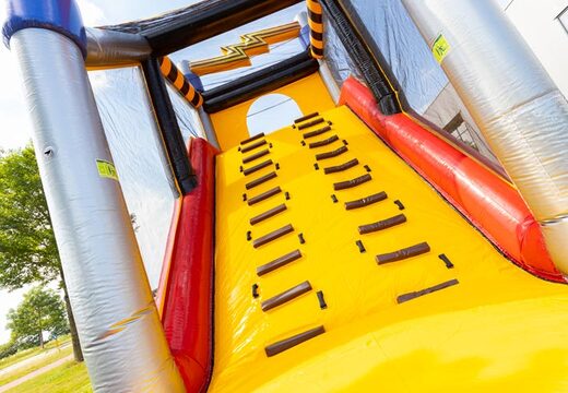 Commandez le cours d'assaut Mega High Voltage Adventure Run chez JB Inflatables