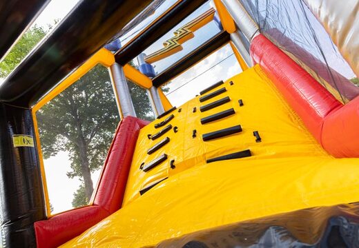 Commandez un méga cours d'assaut avec le thème de la tension