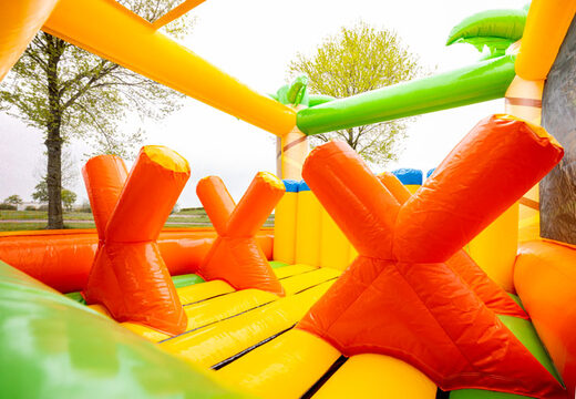 Achetez un grand parcours d'obstacles sur le thème de la jungle chez JB Inflatables