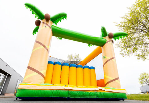 Commandez un grand parcours d'obstacles sur le thème de la jungle chez JB Inflatables