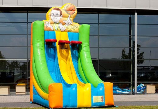 Jeu gonflable aux couleurs vert, jaune, bleu et orange