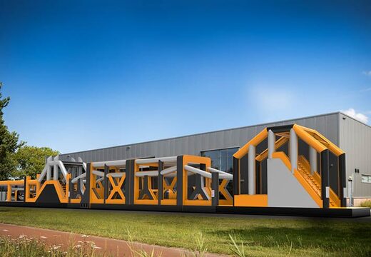 Méga château gonflable avec obstacles