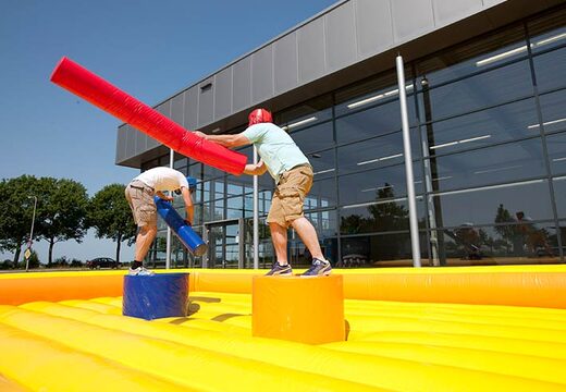 Château gonflable sur le thème du jeu de gladiateur
