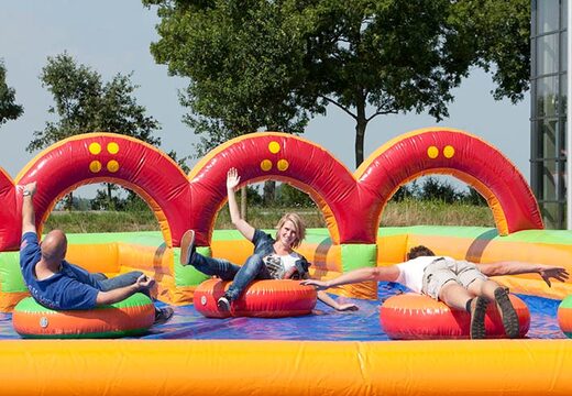 Shuffleboard vivant avec des amis