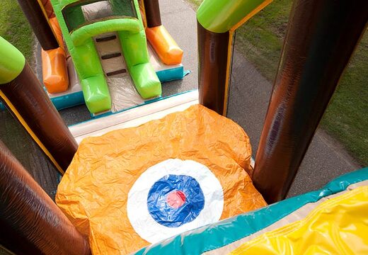 Sautez sur un château gonflable avec parcours d'obstacles