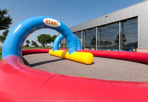 Piste de course de couleur bleue, jaune et rouge