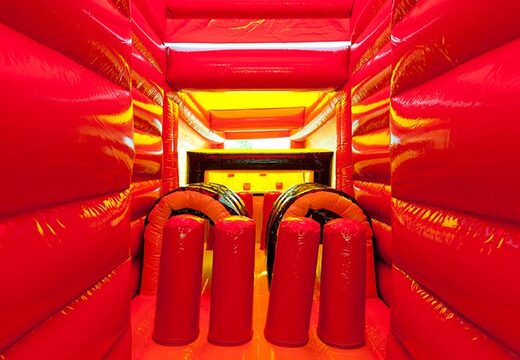 Obstacles sur le parcours du château gonflable