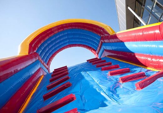 Grimper sur une piste de danse de baignoire