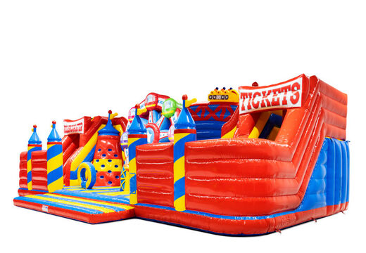 Côté de Slideworld rollercoaster avec grande roue et billets