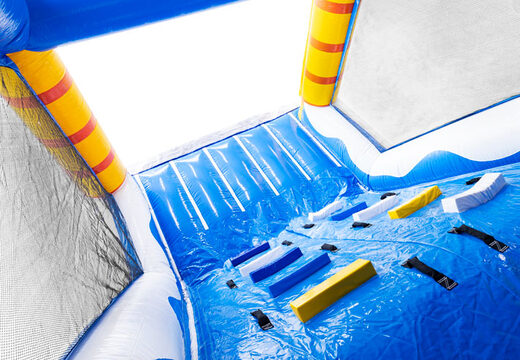 Parcours d'obstacles modulaire sur le thème du surf avec mur d'escalade