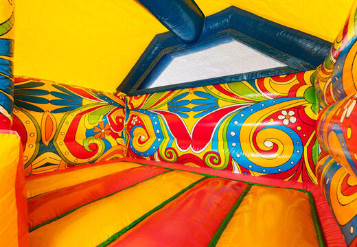 Fleurs jaune-orange à l'intérieur du Combo Toboggan Île Paradisiaque