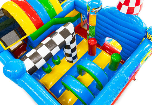 Intérieur du château gonflable multiplay à thème de bande dessinée avec arches et piliers