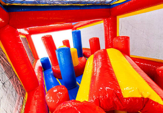 Trou de ramper et piliers dans le module pour extension de parcours d'obstacles thème montagnes russes