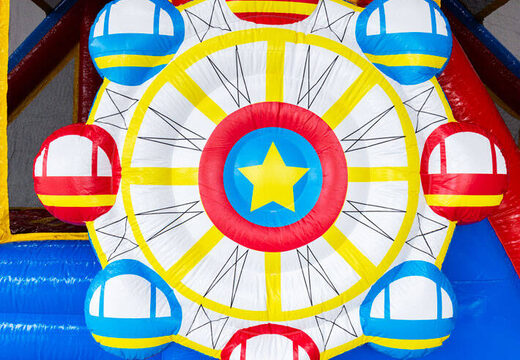 Grande roue gonflable sur module de parcours d'obstacles thème Rollercoaster