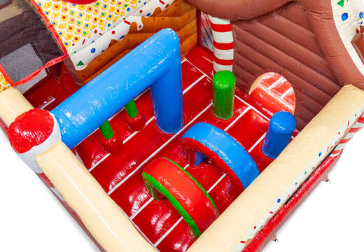 Intérieur du château gonflable Multiplay avec des arches, des piliers et des sacs de frappe