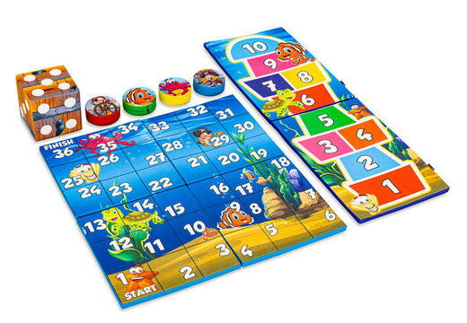 Ensemble de jeux coloré à l'avant du Softplay sur le thème Pirate Seaworld