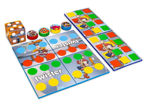 Ensemble de jeux coloré à l'arrière du Softplay sur le thème Pirate Seaworld