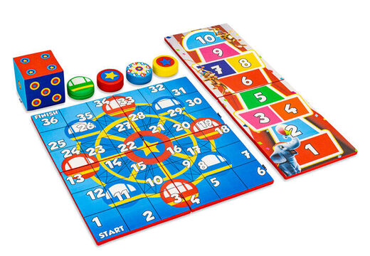 Ensemble de jeux coloré à l'arrière du Softplay sur le thème des montagnes russes