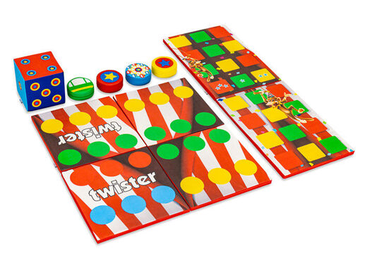 Ensemble de jeux coloré à l'avant du Softplay sur le thème des montagnes russes