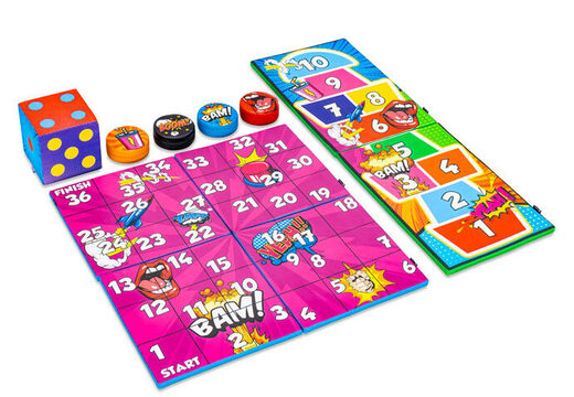 Ensemble de jeu coloré à l'avant du Softplay sur le thème Comic