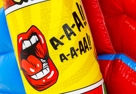 Illustration de dessin animé sur le château gonflable Doubleslide dans le thème Comic