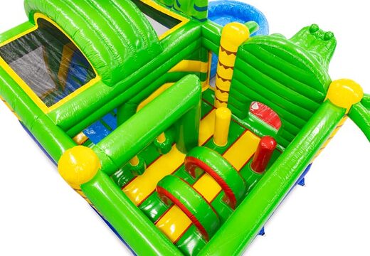 Intérieur du château gonflable avec des arches, des piliers et des sacs de frappe à vendre chez JB