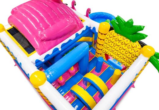 Intérieur du château gonflable avec des arches, des piliers et des sacs de frappe à vendre chez JB